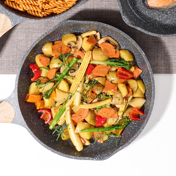 JEETEE skillet with steak and vegetables